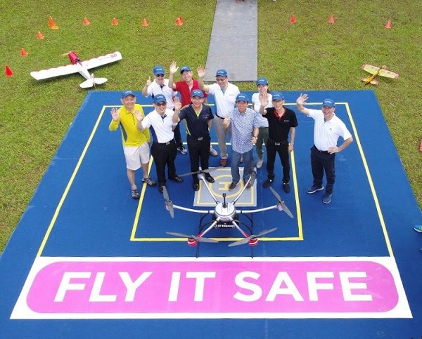 Coordinating Minister for Infrastructure and Minister for Transport, Mr Khaw Boon Wan officiated the opening of the Drone Showcase with a drone delivery demonstration by ST Engineering